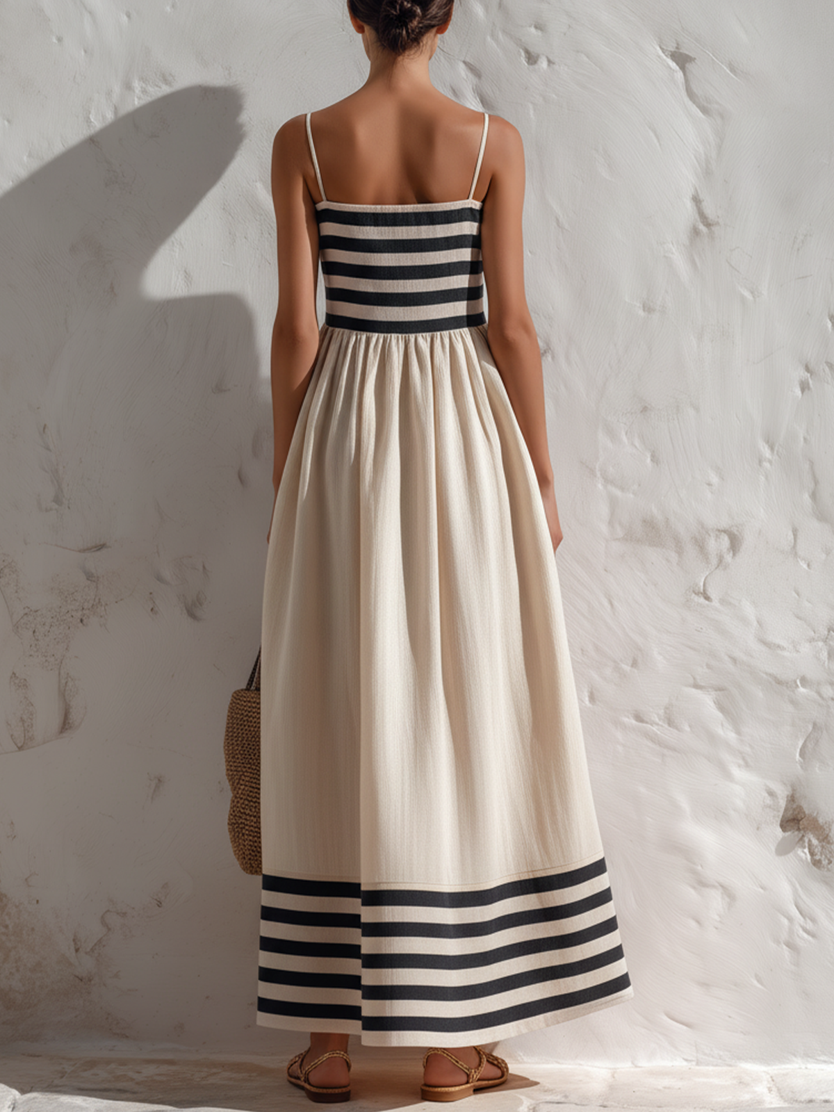 Vestido largo de rayas negras y beige con tirantes finos