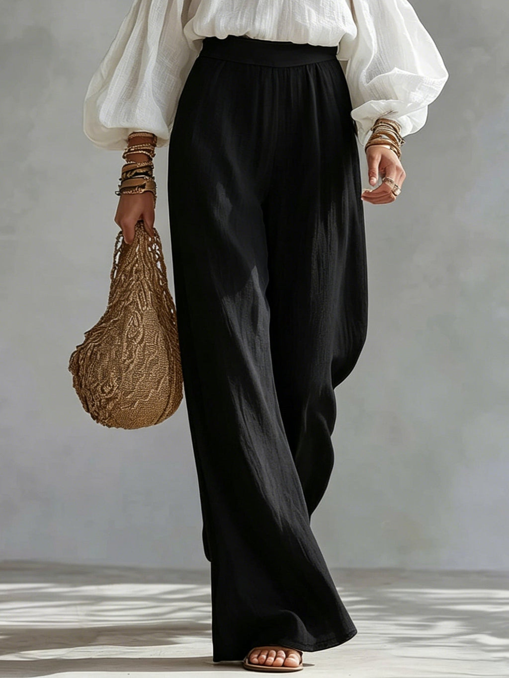 Top blanco de hombros descubiertos  y pantalón negro de pierna ancha