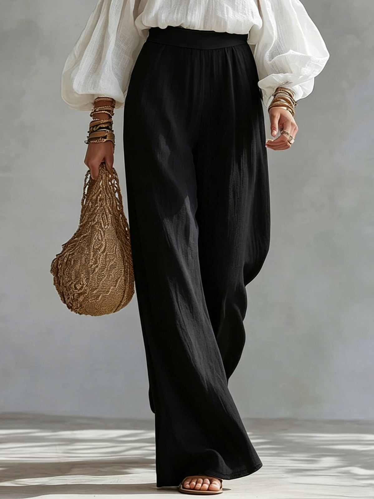 Top blanco de hombros descubiertos  y pantalón negro de pierna ancha