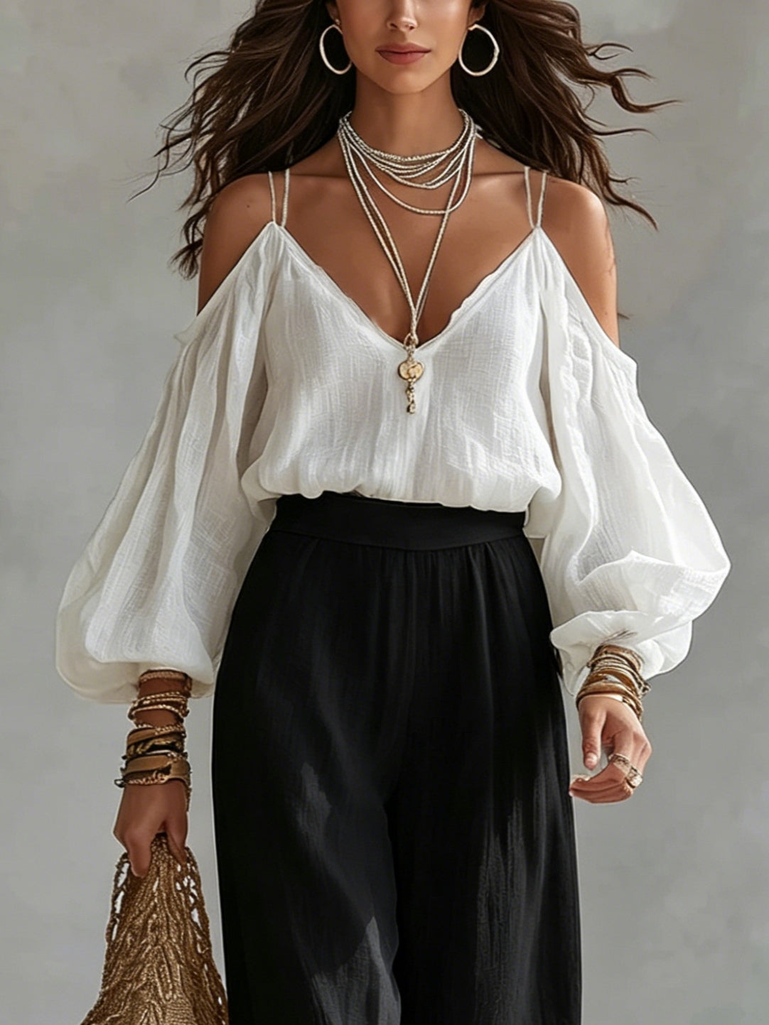 Top blanco de hombros descubiertos  y pantalón negro de pierna ancha