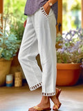 Pantalones cropped relajados con detalles en contraste