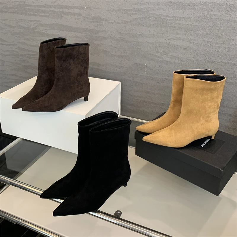 Botas Maria – Elegantes Botas de Ante Marrón